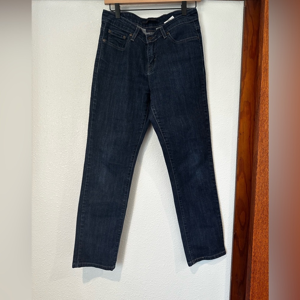 Levi's Women's Mid Rise Skinny Jeans in Dark Blue Wash
Size 8 S/C (8 Short)